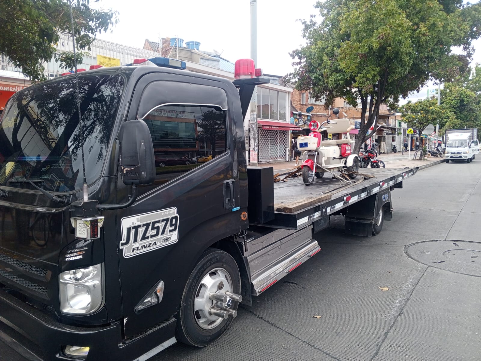 Servicio real de grúa transportando una van